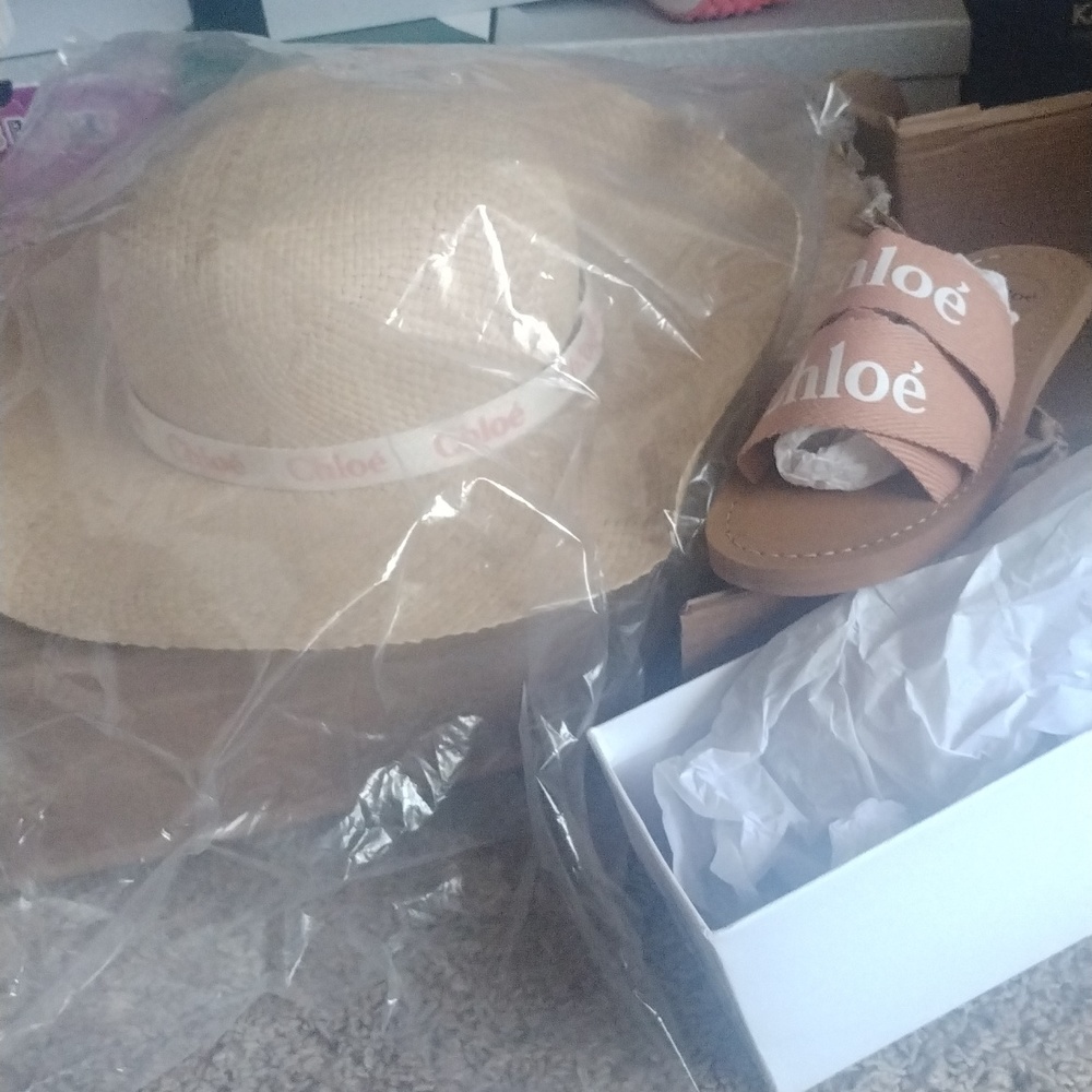 Girls matching CHLOE hat and sandal slides size 34 shoe (2)
